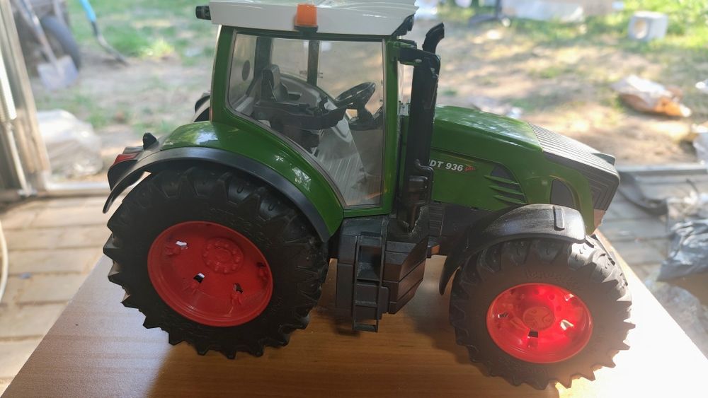 Bruder traktoe fendt