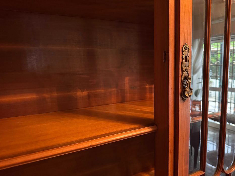 Cristaleira/Louceiro clássico de grande dimensão em madeira maciça, móvel com vitrine e arrumação