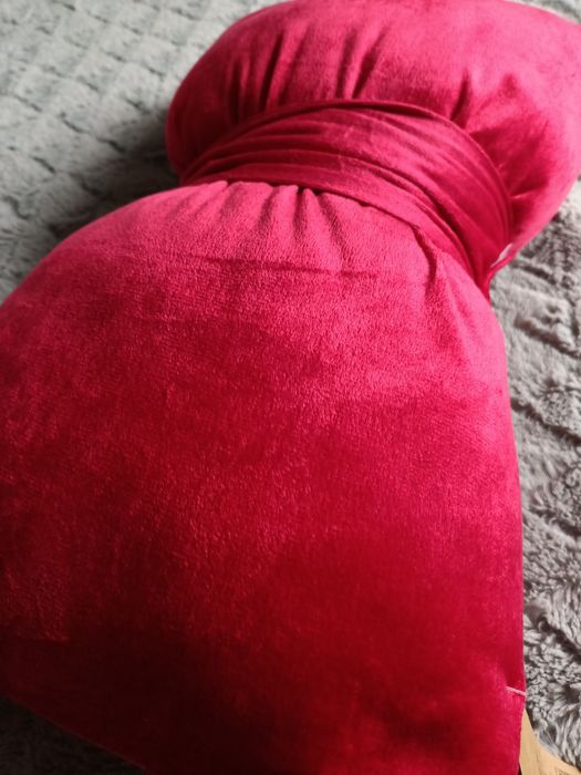 Czerwona poduszka kokarda