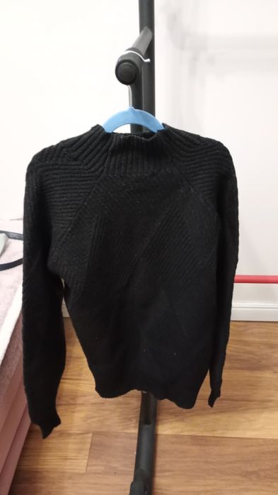 Czarny sweter damski