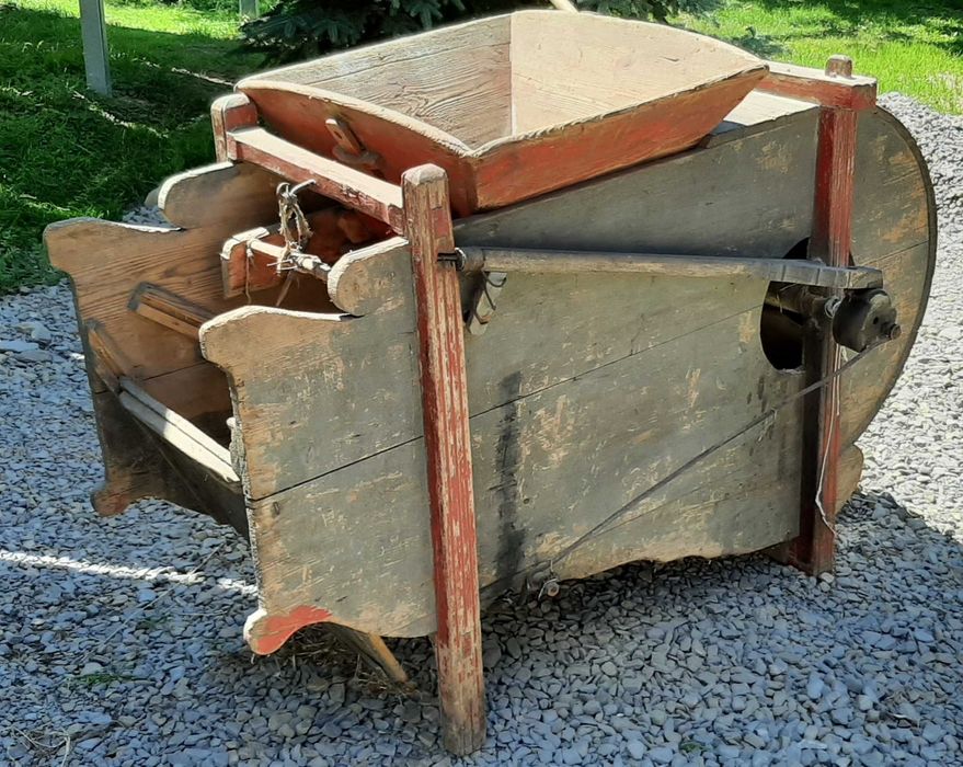 Zabytkowy młynek do zboża - wialnia