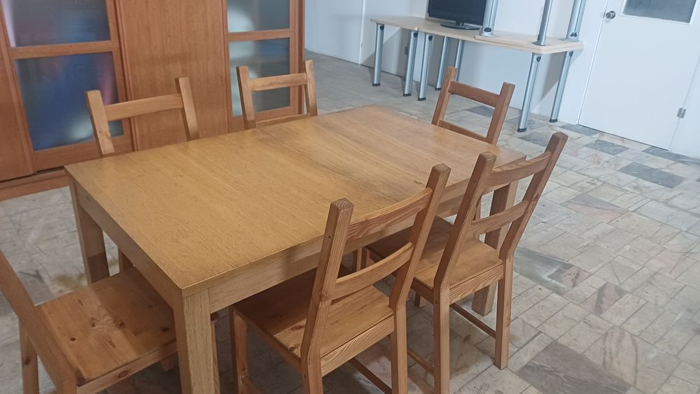 Mesa de sala extensiva com seis cadeiras