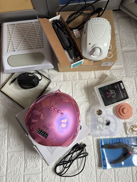 Фрейзер. Лампа. Витяжка. Матеріали для майстра манікюру