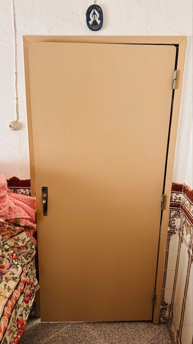 Porta interior usada com aro e ferragens