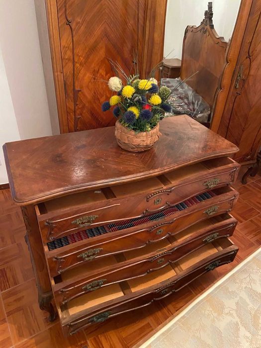 Cómoda em madeira com quatro gavetas