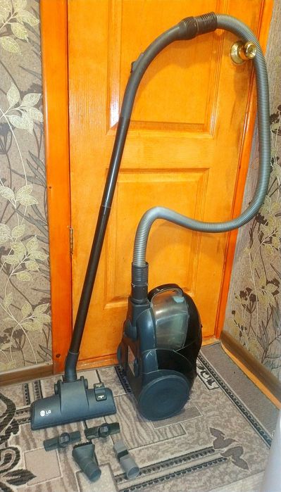 Пылесос,  LG 1600 Вт, безмешковой,  комплект