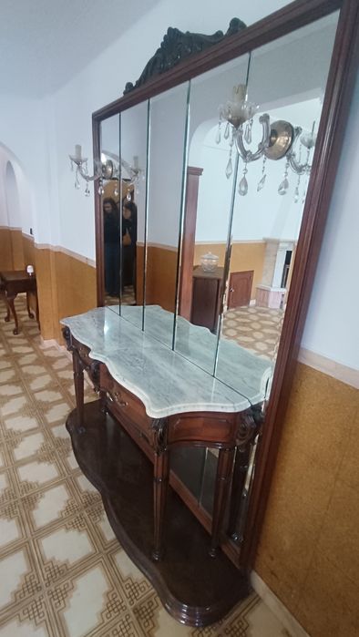 Aparador com espelho e luzes e tampo em madeira.