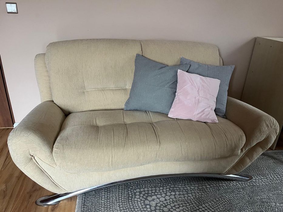 Beżowa kremowa sofa dwuosobowa