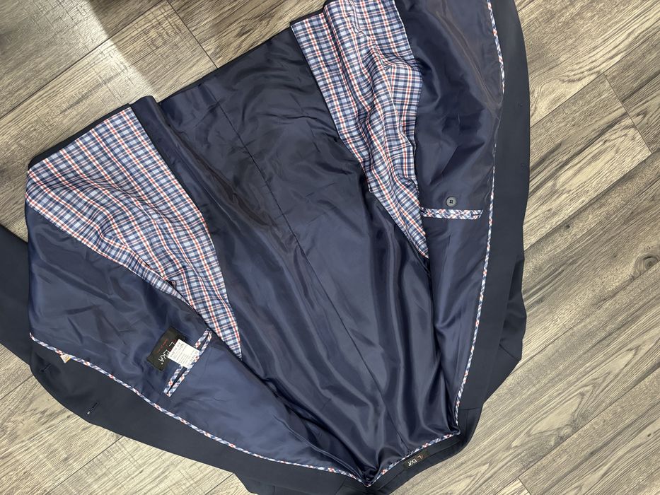 Idealny meski garnitur rozmiar 52 (L) granatowy