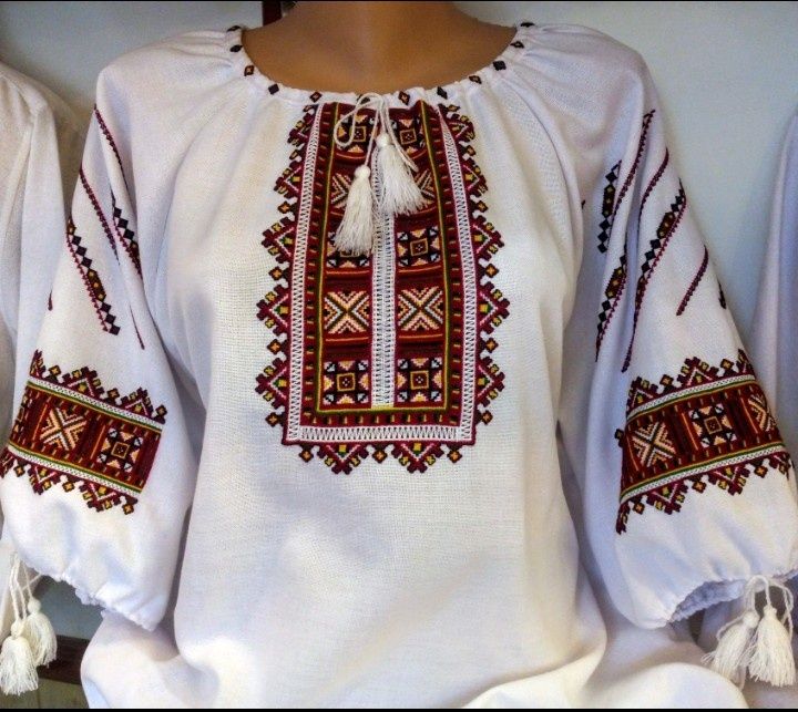 Вишиванки ручної роботи.