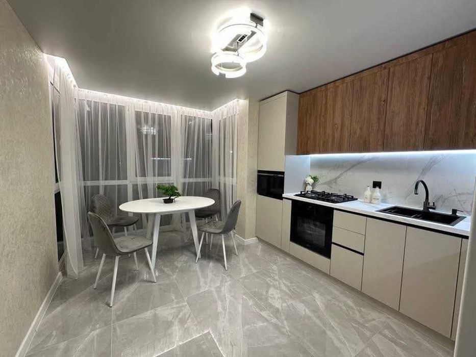 Продаж новенької квартири поряд з Центром по вул.Білогірська