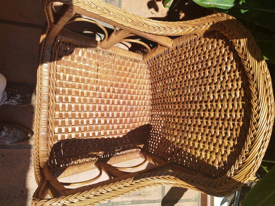 Cadeira com braços de vime, envernizada no tom de teca (int./exterior)