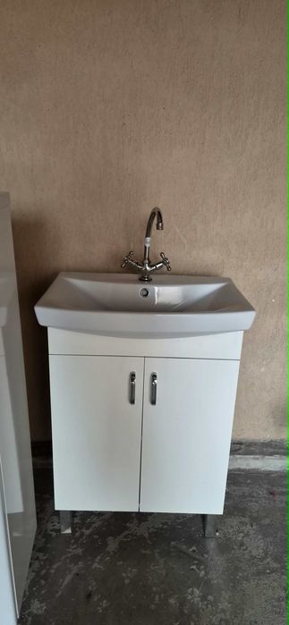 Umywalka z szafka i baterią
