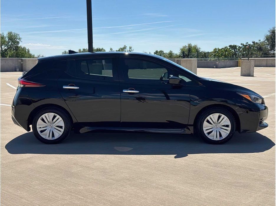 Nissan LEAF      2025
