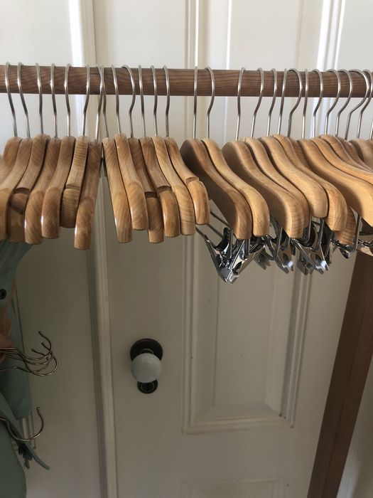 Cabides de madeira para roupas de crianças