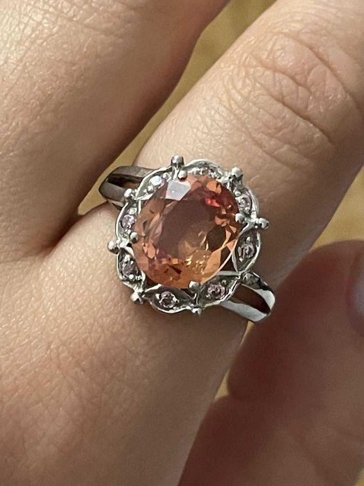 Серебряное кольцо 925 пробы с овальным топазом 12х10мм Размер 17.5