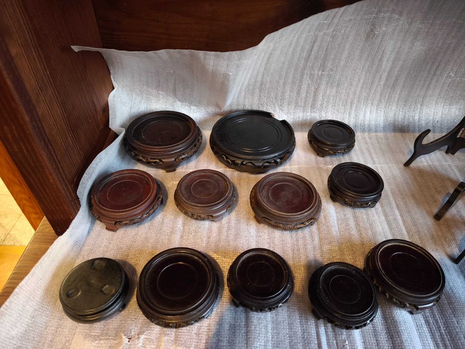 Bases para jarras e portas pratos em madeira