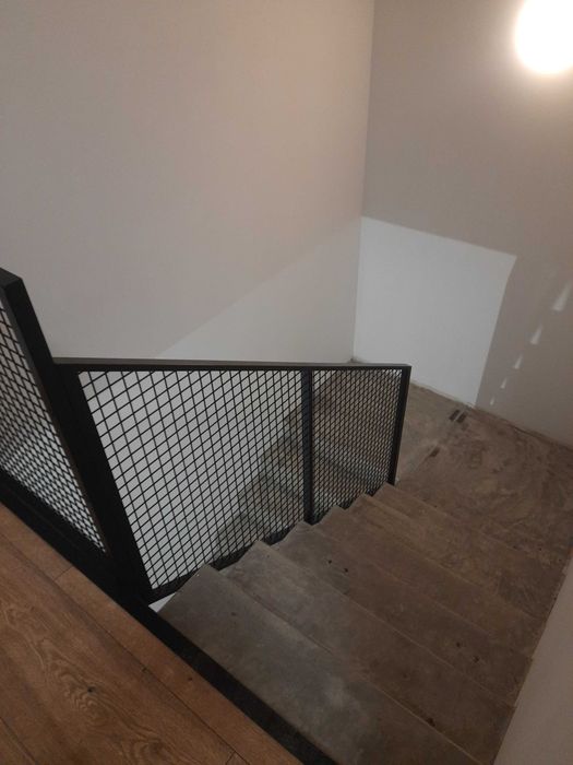 Balustrady wewnętrzne i zewnętrzne barierki poręcze balkony