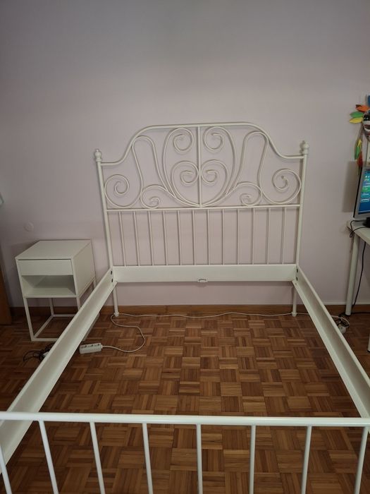 Cama de casal em ferro IKEA