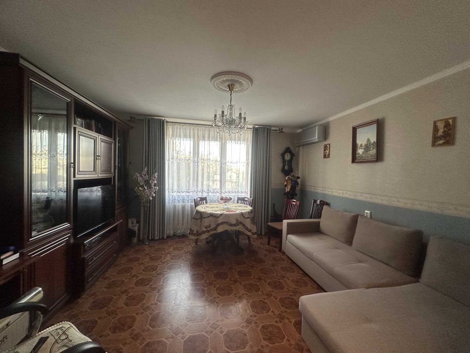 В продаже двухкомнатная квартира в центре города