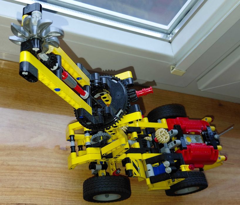 Pojazd z klocków lego technic ładowarka górnicza