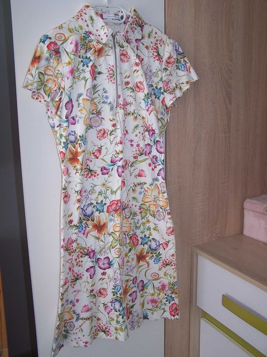 Sukienka w kwiaty Reserved 38