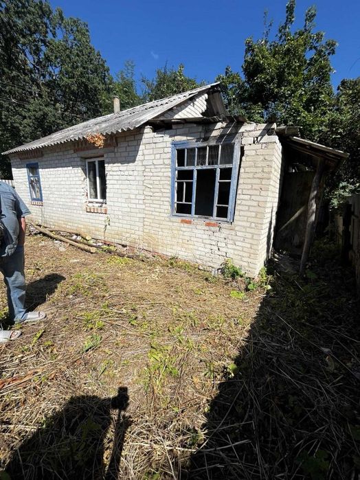 Нова Водолага будиночок під ремонт під лісом.