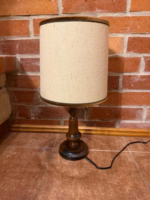 Lampa stojąca drewniana
