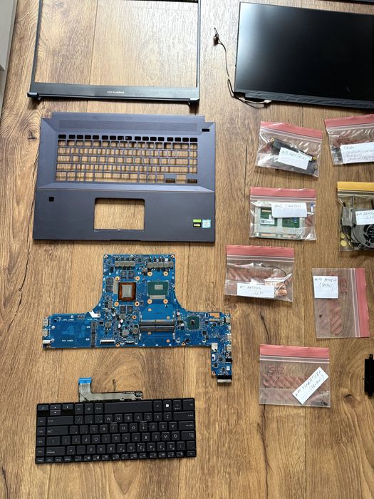 Asus ProArt Studiobook W700 - sprzedaż wszystkich części lub na części