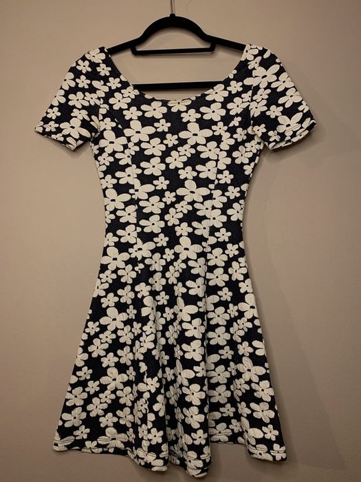 Granatowa sukienka w białe kwiaty H&M