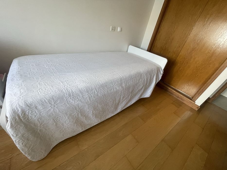 Cama solteiro com estrado e colcao incluido