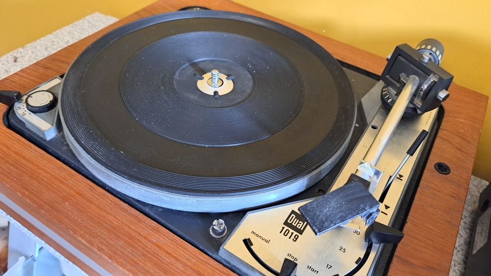 Stary gramofon DUAL 1019