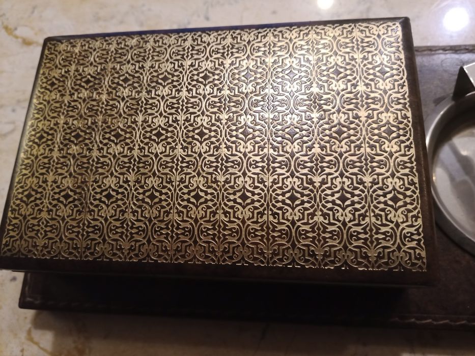 Caixa tabaqueira antiga com acessórios