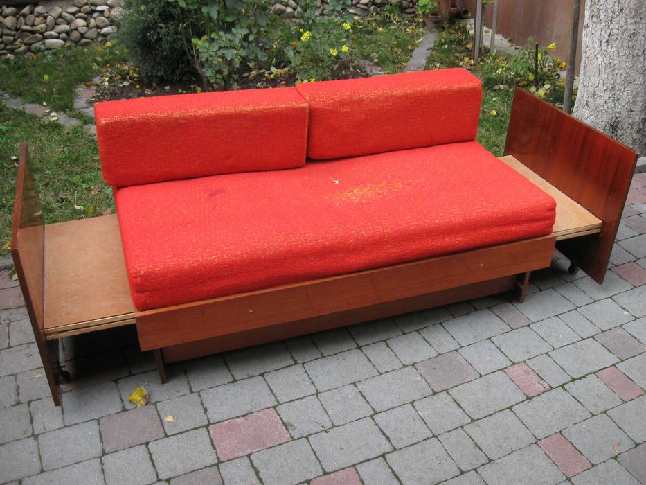 Диван розкладний, радянського виробництва. В доброму стані.