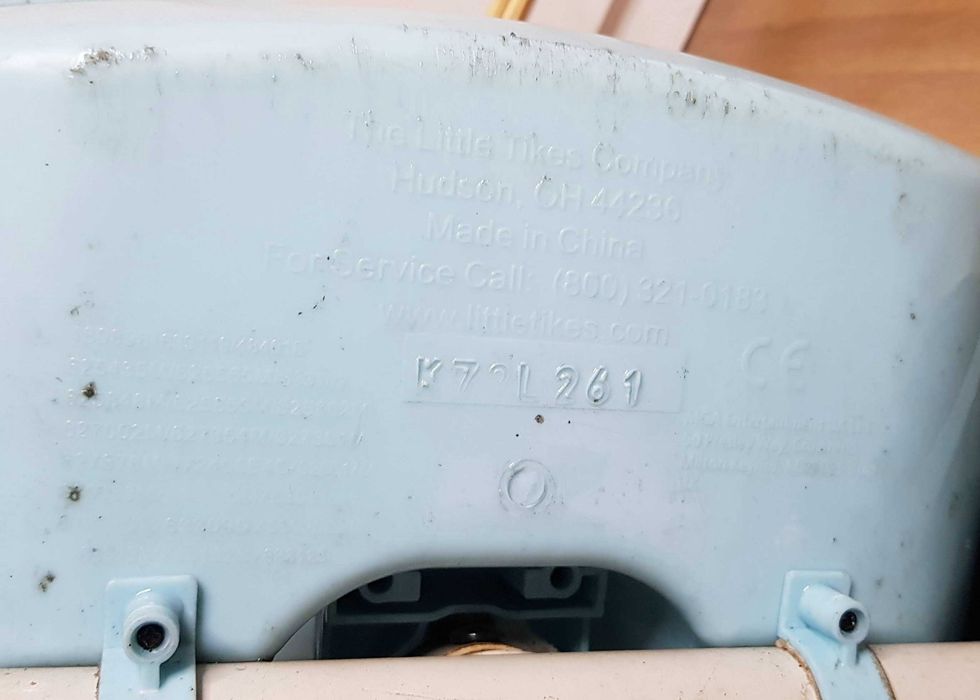 Niebieski rowerek trójkołowy z bagażnikiem dla dzieci Little Tikes