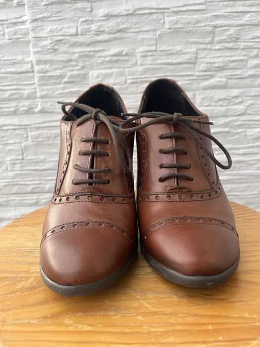 Sapatos de salto em pele