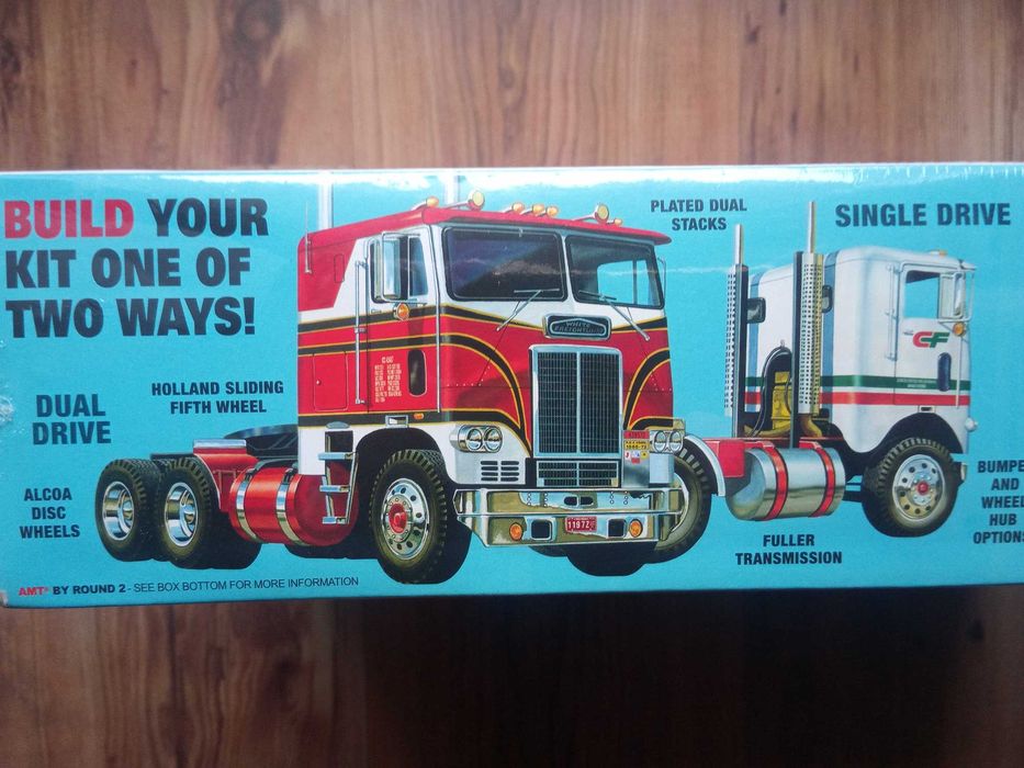 AMT 1046 - White-Freightliner SD/DD - 1/25 - Model do sklejania 