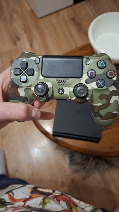 Ps4 + okablowanie + pad moro+ gra Ufc 3