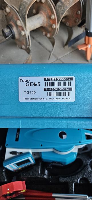 Teodolito com prisma e tripé