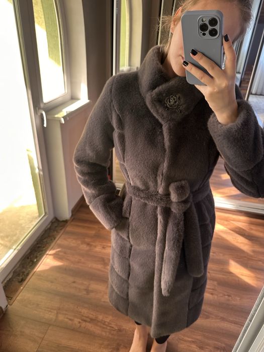 Шубка, дуже мягенька. Графітового кольору )