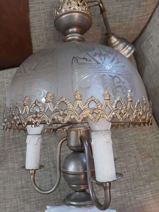 Belíssimo candeeiro com base em loiça com rosas em relevo, vidro lapidado, metal prateado e dourado trabalhado.