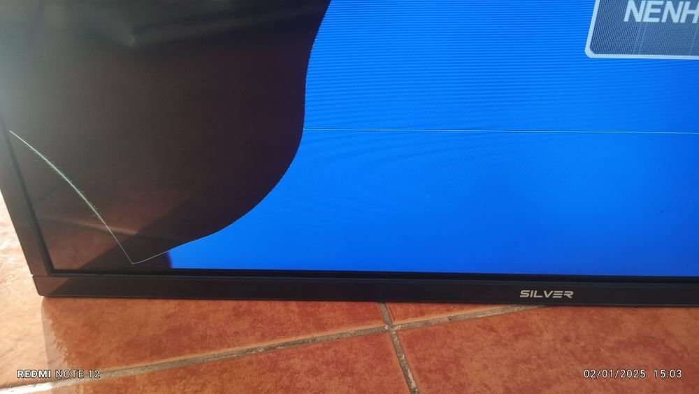 Vendo TV silver 32 para peças ou para quem saiba reparar o ecrã da TV.