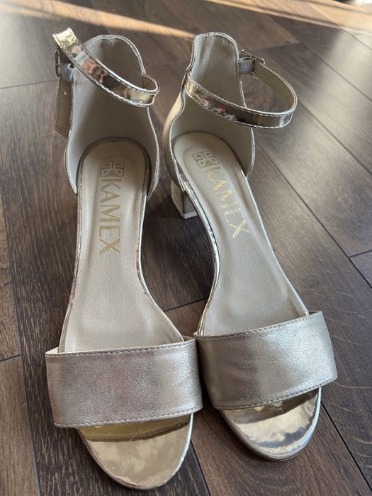 Złote sandały damskie na słupku