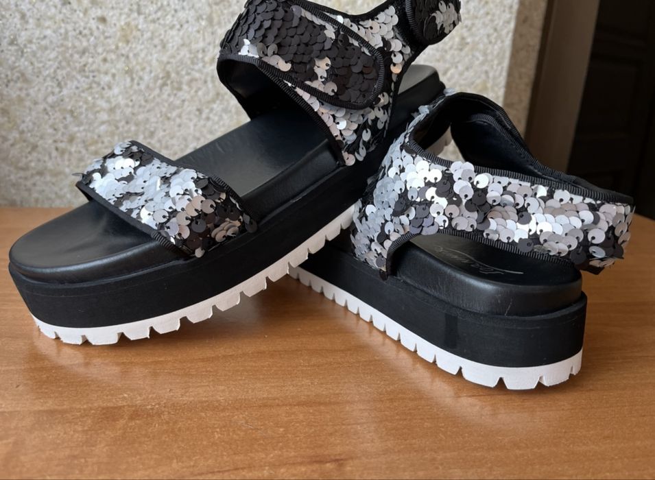 Сандалі чорні шкіряні з паєтками