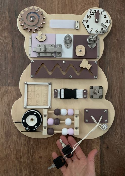 Tablica manipulacyjna sensoryczna 10w1 drewniana miś dla dzieci