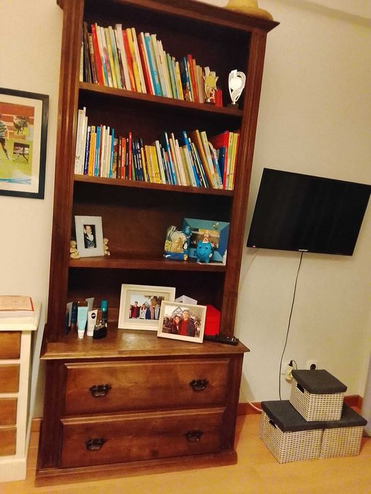Cama, estante e secretária
