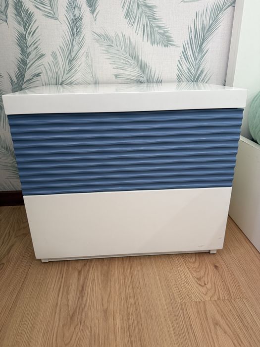 Cama de casal com mesa de cabeceira 300€