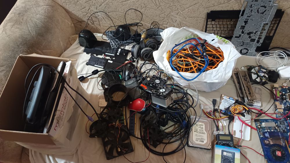 Багато комп'ютерних деталей та периферії