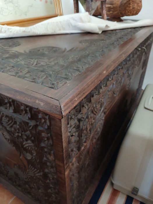 Mesa , arca em madeira "a sério", candeeiro, bengala, cinzeiro, castiç