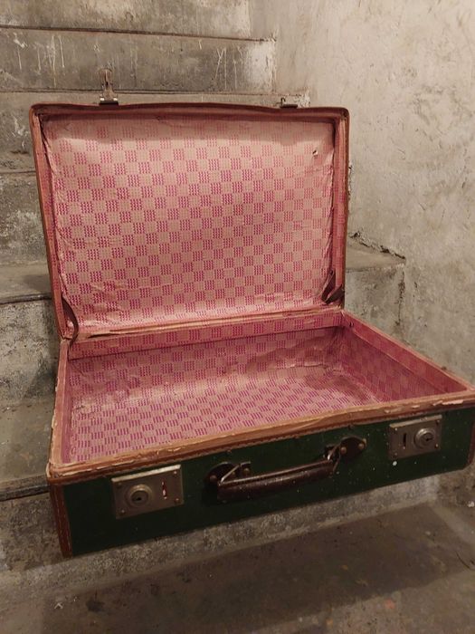 Stara walizka kartonowa tekturowa PRL.  Zielona walizka vintage.